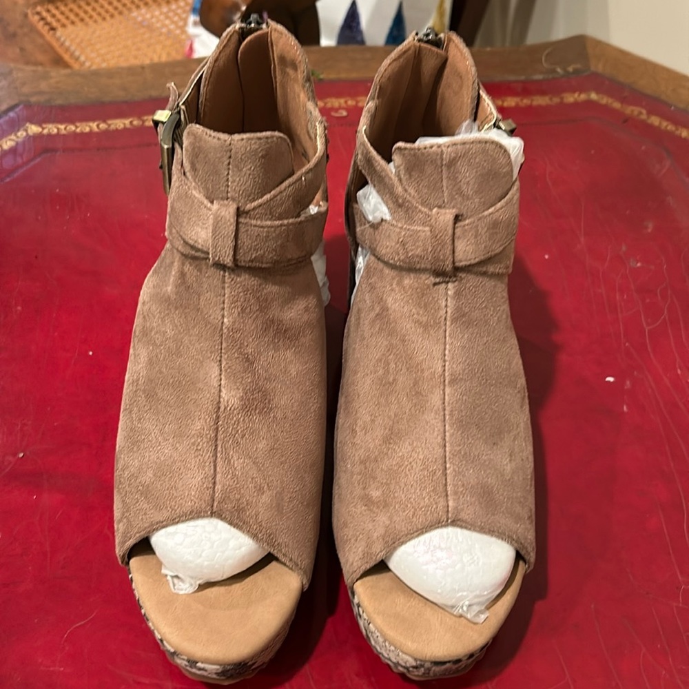 Corkys wedge taupe ankle wedge sandals size 9.